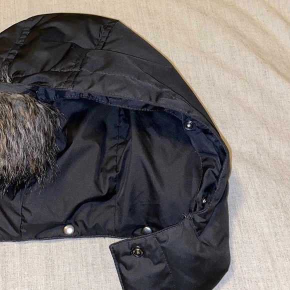 Esprit| Black Puffer Jacket With Removable Hood & Faux Fur. Small - Picture 6 of 8